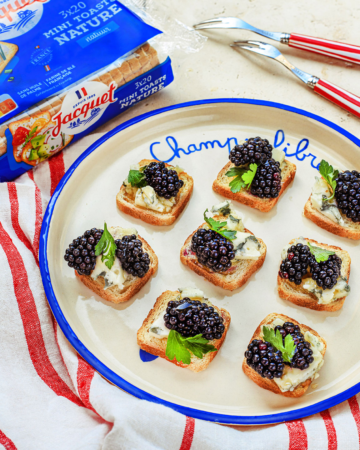 Mini toast nature roquefort mures